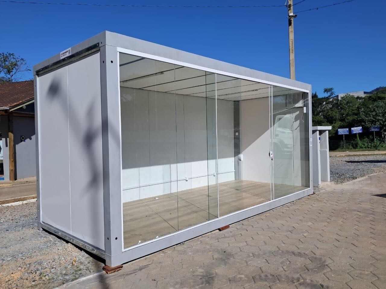 módulo container estande plantão de vendas com frente em vidro e lavabo - isotérmico - com ar condicionado - containers joinville - modular sul